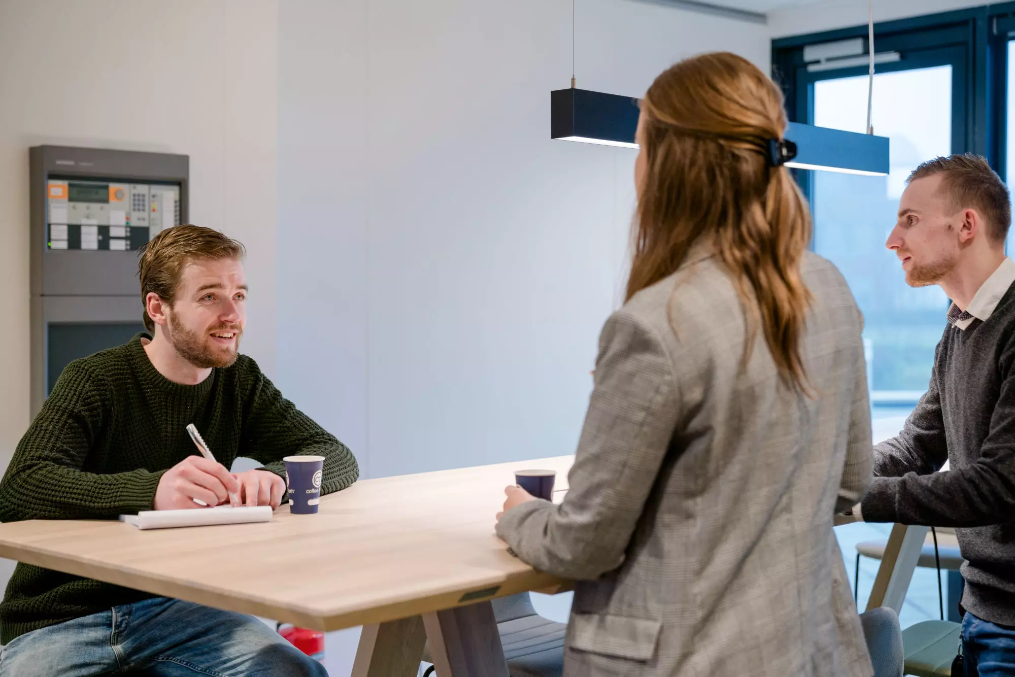 /static/uploads/2758-medewerkers-gesprek-overleg-kantoor-hoevelaken-(8).jpg